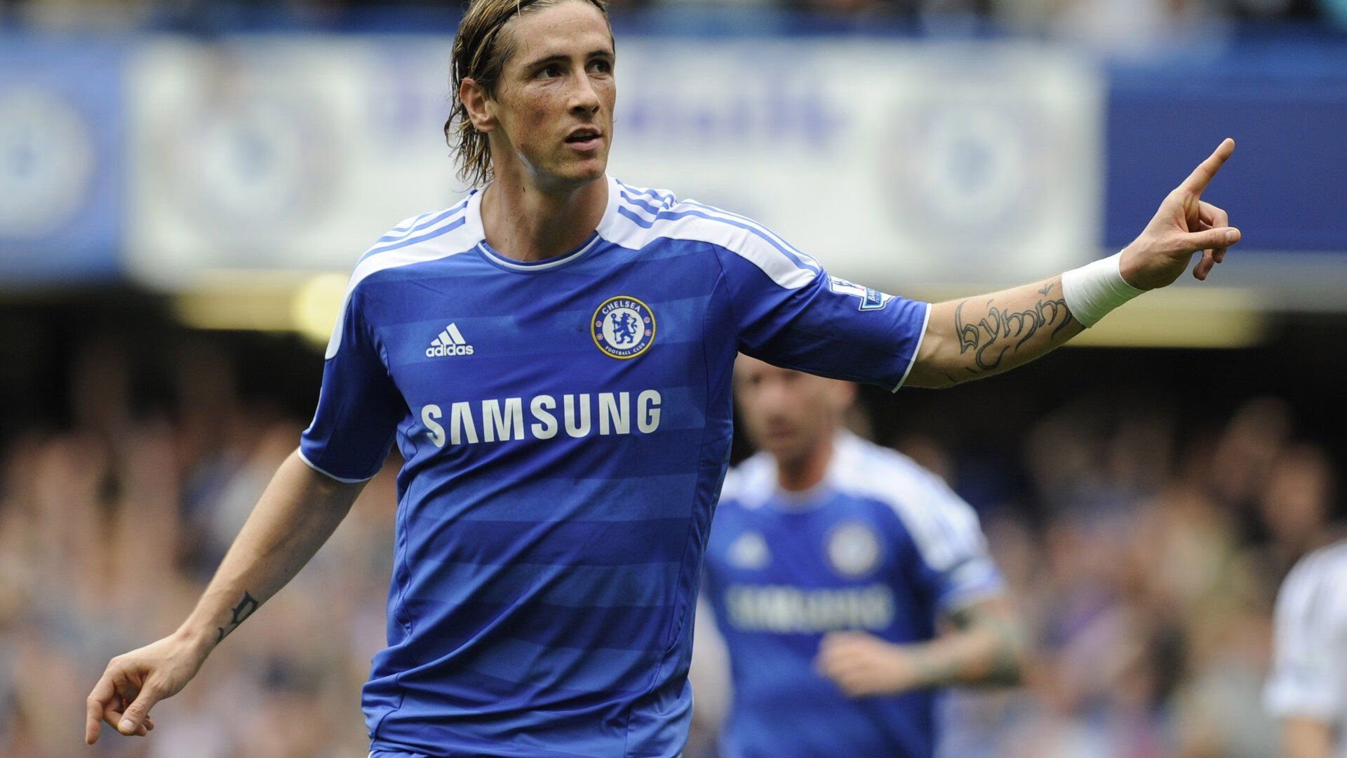 熊猫体育赛事-欧冠淘汰赛之夜，他如浓眉般全程高能输出，用汗水点亮绿茵传奇