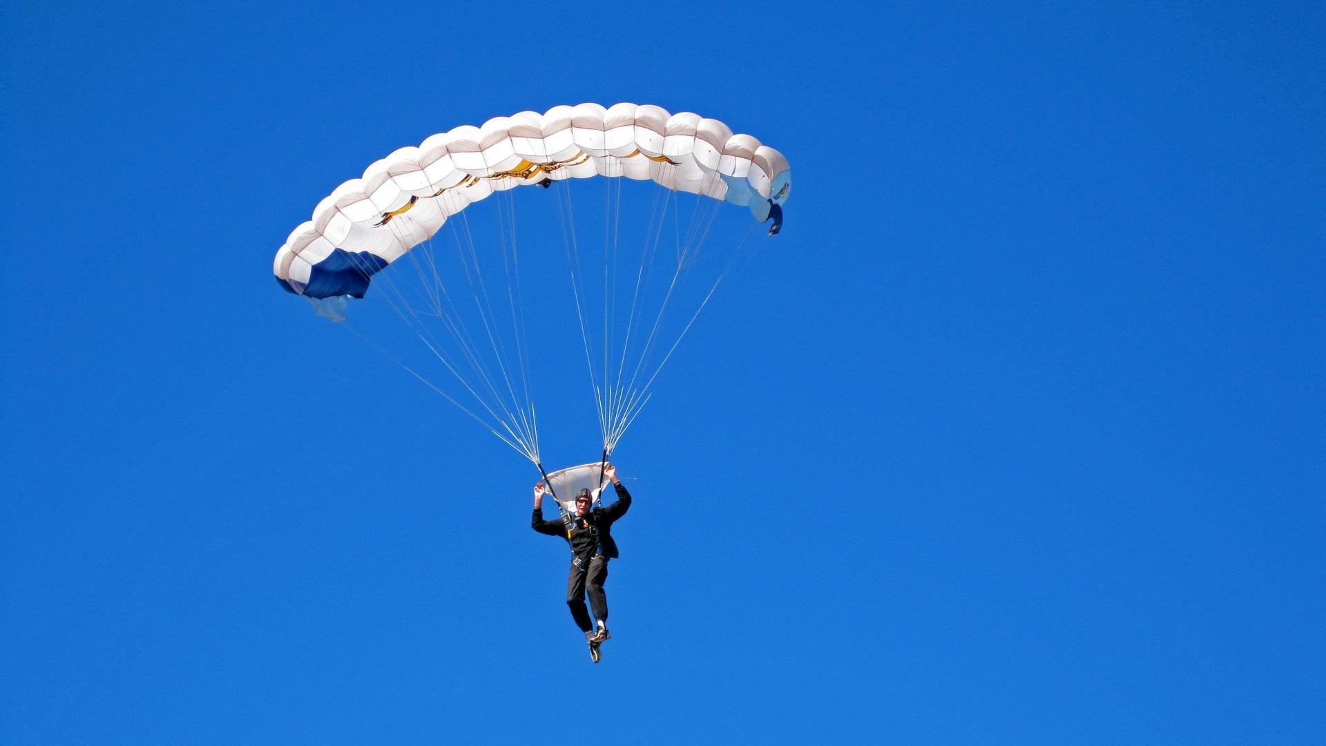 奇才鏖战独行侠显韧性，拉梅洛F1揭幕战上演逆袭传奇—体育跨界风云再起